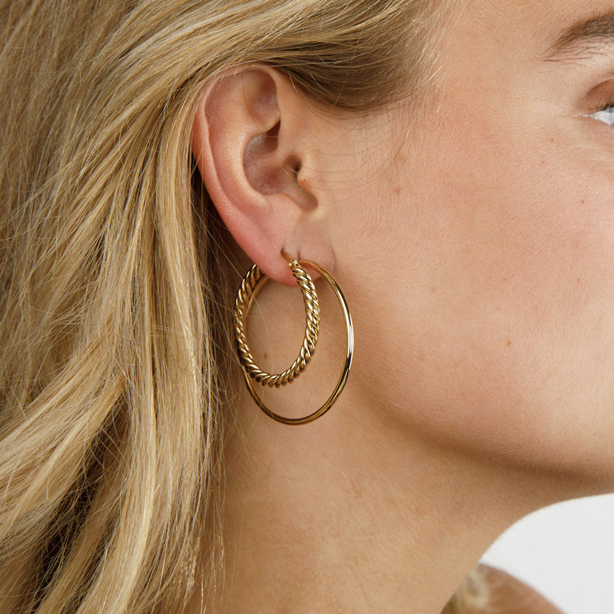 Stralende Gouden Twists: Elegante Oorringen 35mm Stralende Gouden Twists: Elegante Oorringen 35mm