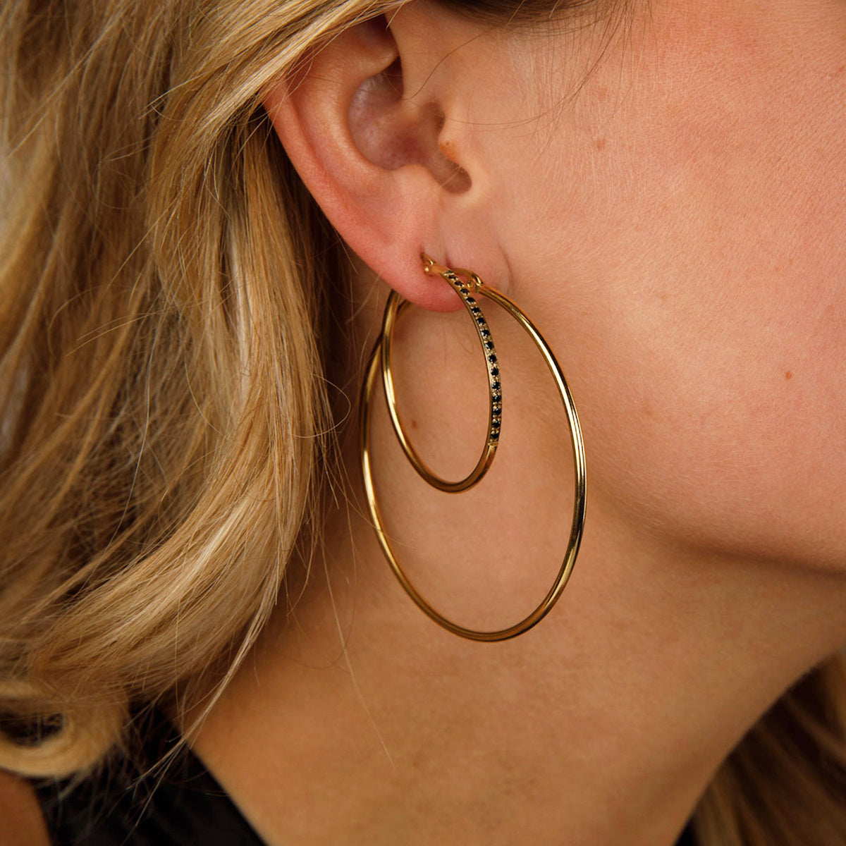 Elegante Gouden Oorringen met Zwarte Zirkonia 25mm Elegante Gouden Oorringen met Zwarte Zirkonia 25mm