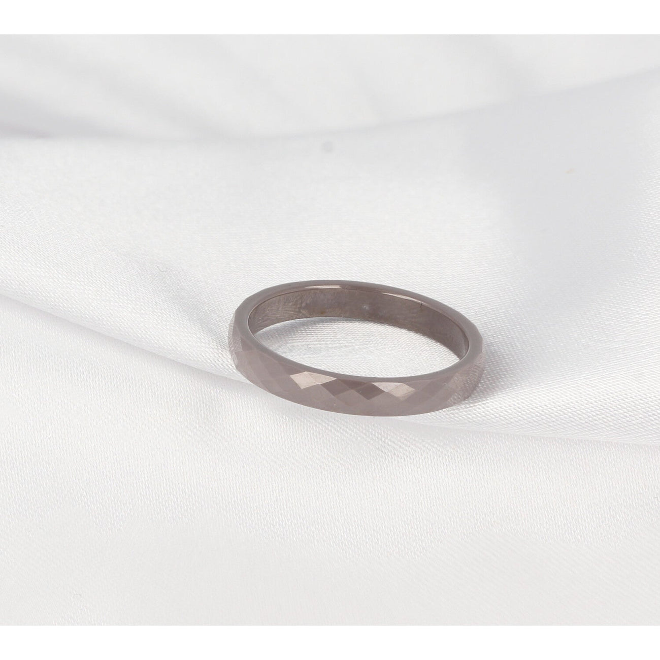 Keramieken ring 3mm - facet geslepen - grijs - hypoallergeen - My Bendel Keramieken ring 3mm - facet geslepen - grijs - hypoallergeen - My Bendel