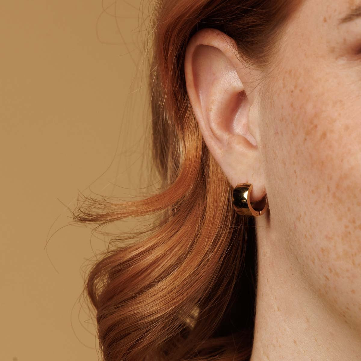 Strahlende goldfarbene Mini-Ohringe 7x9 mm Strahlende goldfarbene Mini-Ohringe 7x9 mm