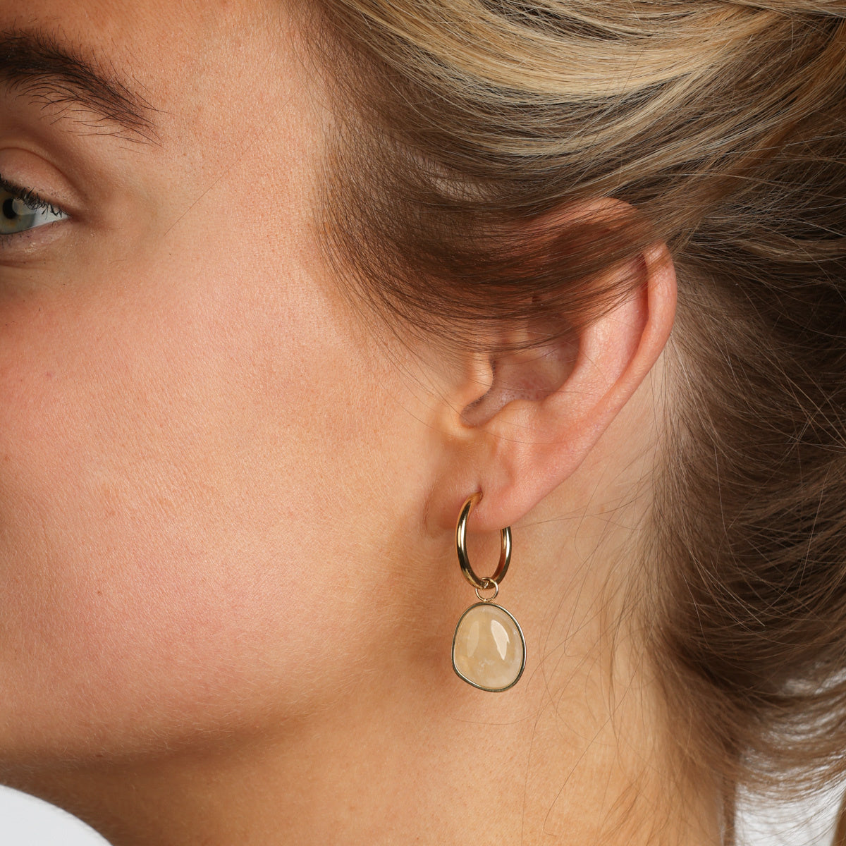 Elegante goldene Ohrringe mit Rosenquarz-Anhänger Elegante goldene Ohrringe mit Rosenquarz-Anhänger