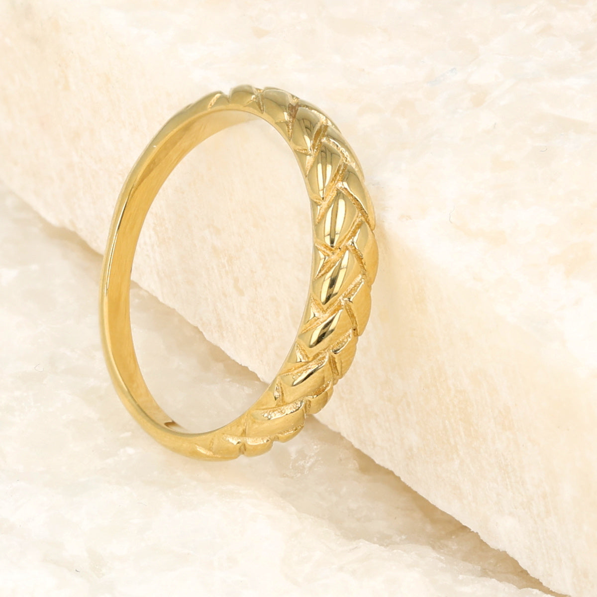 Gevlochten gouden ring - Brede stapelring - Verfijnd patroon Gevlochten gouden ring - Brede stapelring - Verfijnd patroon