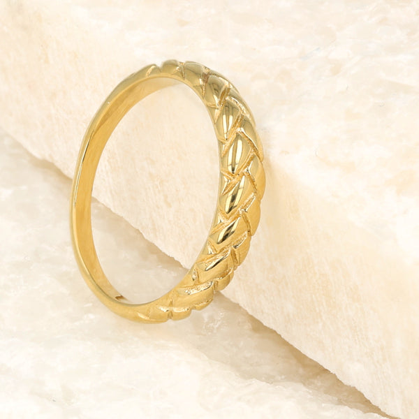 Gevlochten gouden ring - Brede stapelring - Verfijnd patroon Gevlochten gouden ring - Brede stapelring - Verfijnd patroon