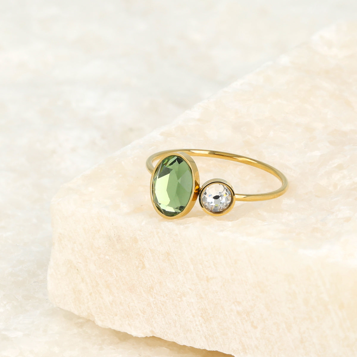 Gouden aanschuifring - groene en kristal glassteen Gouden aanschuifring - groene en kristal glassteen