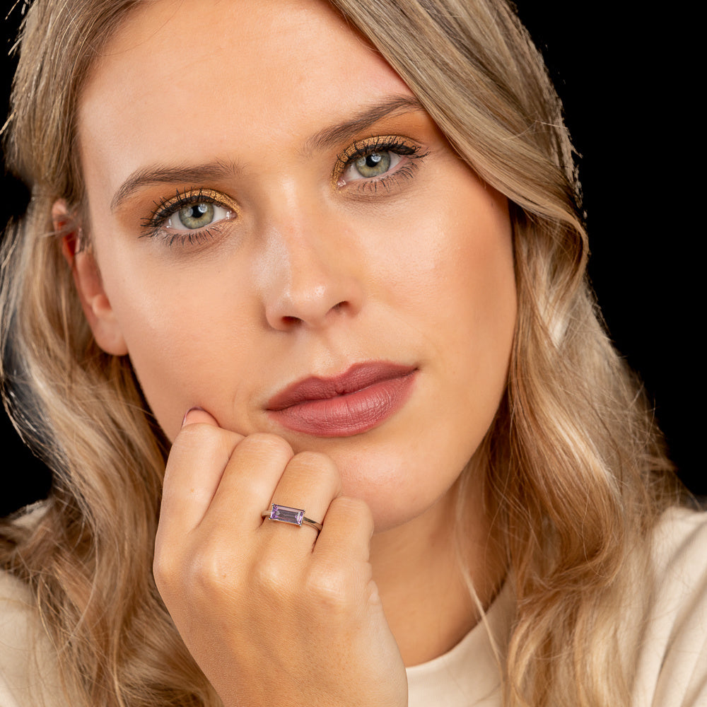 Zilveren ring - paarse rechthoekige glassteen - Stainless steel Zilveren ring - paarse rechthoekige glassteen - Stainless steel