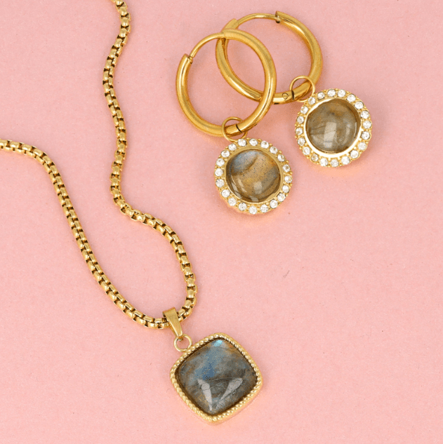 Gouden oorbellen met labradorite hangers met zirkonia's en bijpassende gouden schakelketting met labradorite hanger