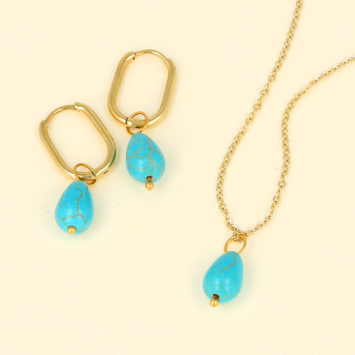 Goldene Kette mit blauem Howlith birnenförmigem Anhänger