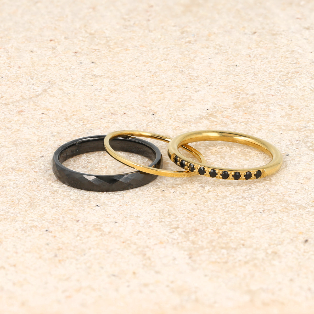 Goldener Ring-Set mit Keramik und Zirkonia