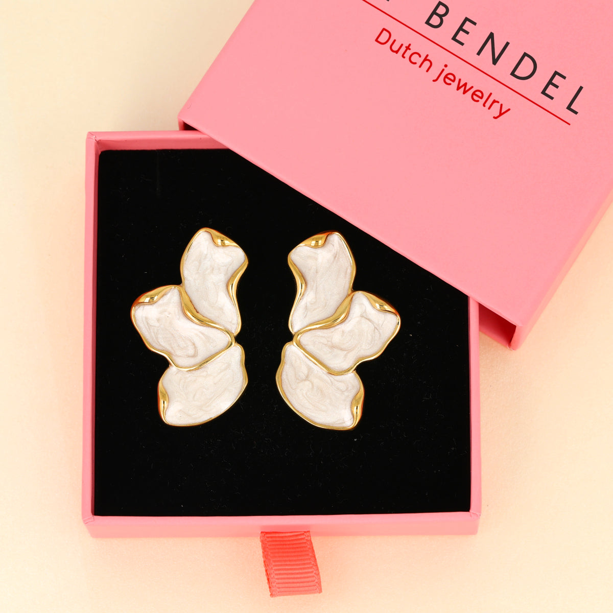 My Bendel statement oorbellen goud & Mother of Pearl – stainless steel
