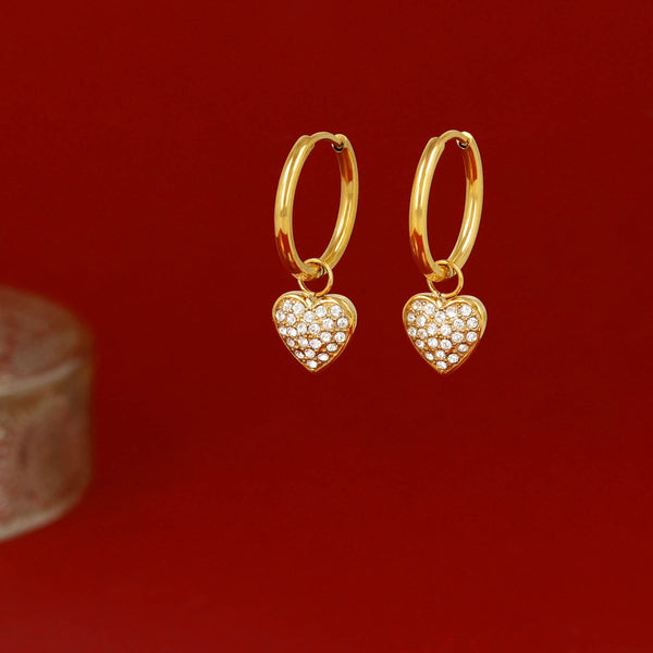 Goldene Ohrringe mit Zirkonia-Herzen