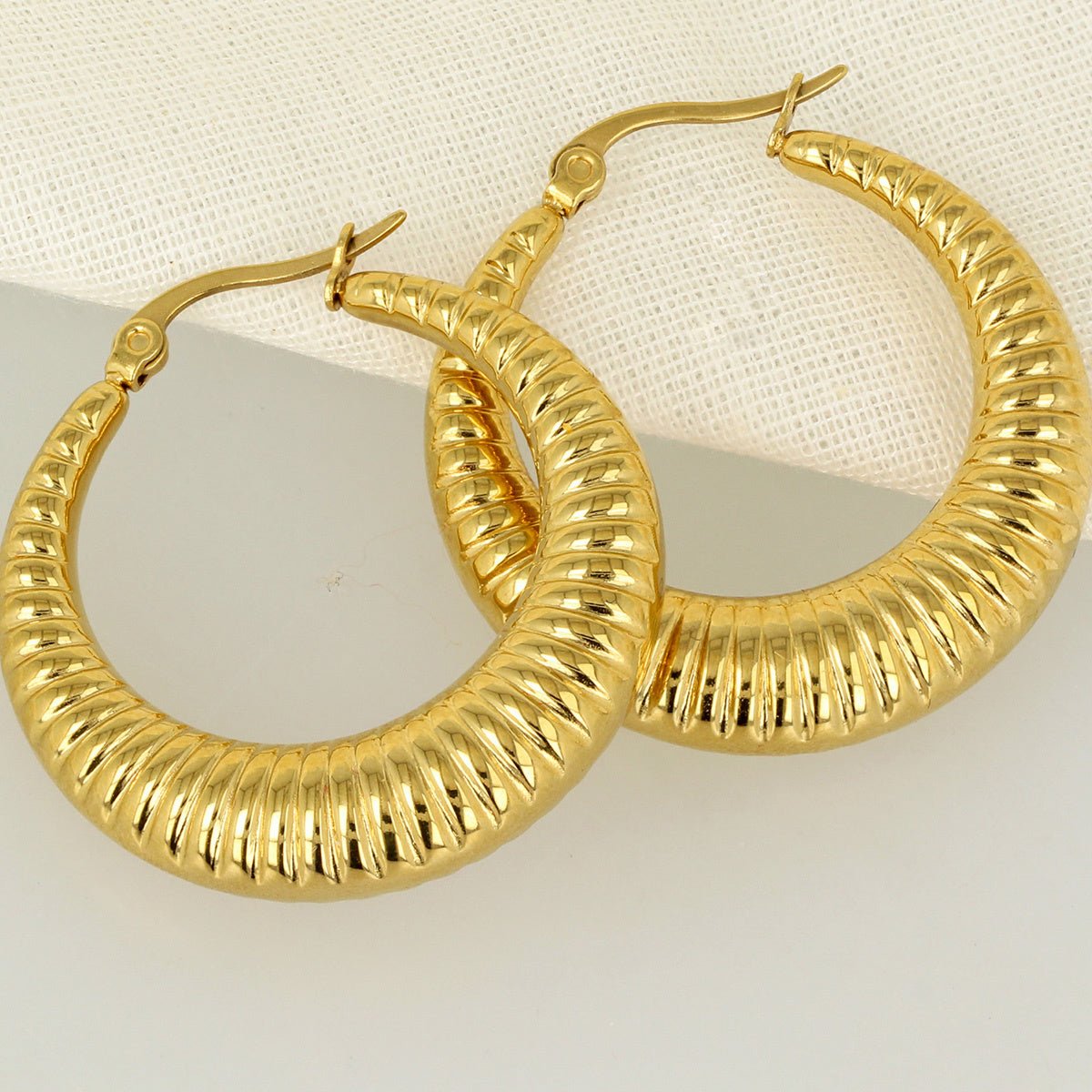 33 mm brede gouden oorring met unieke afwerking 33x7mm - My Bendel