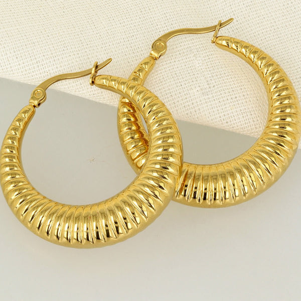 33 mm brede gouden oorring met unieke afwerking 33x7mm - My Bendel