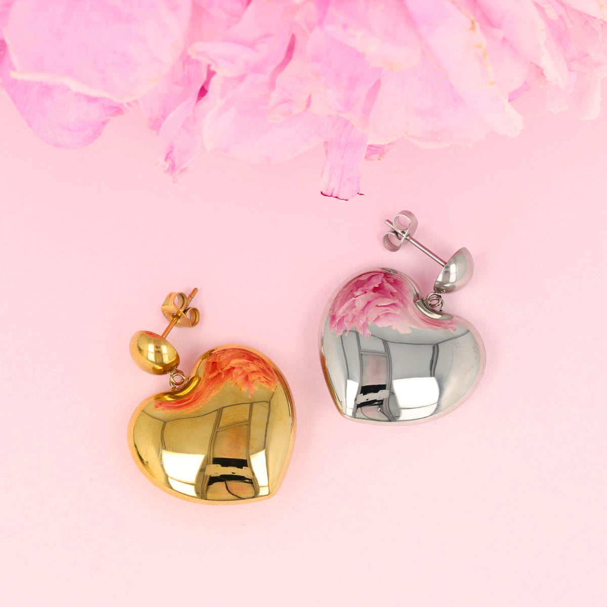 Heart-Shaped Stud Earrings • Gold • 25 mm