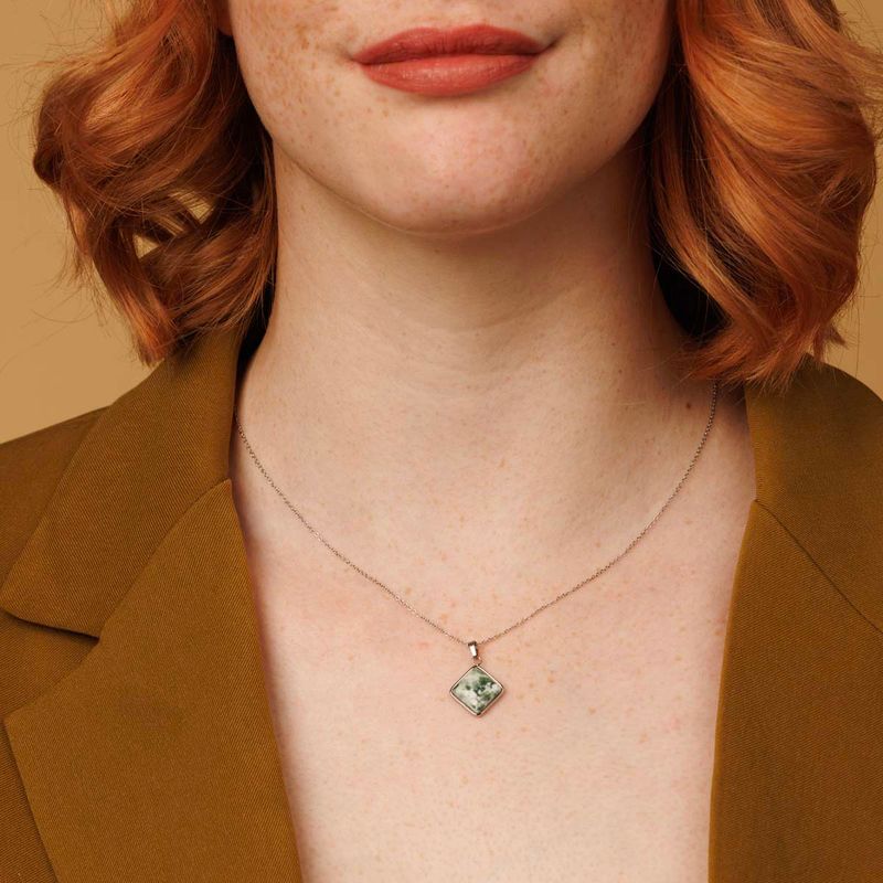 Silberne Kette mit Green Spot Jade Anhänger