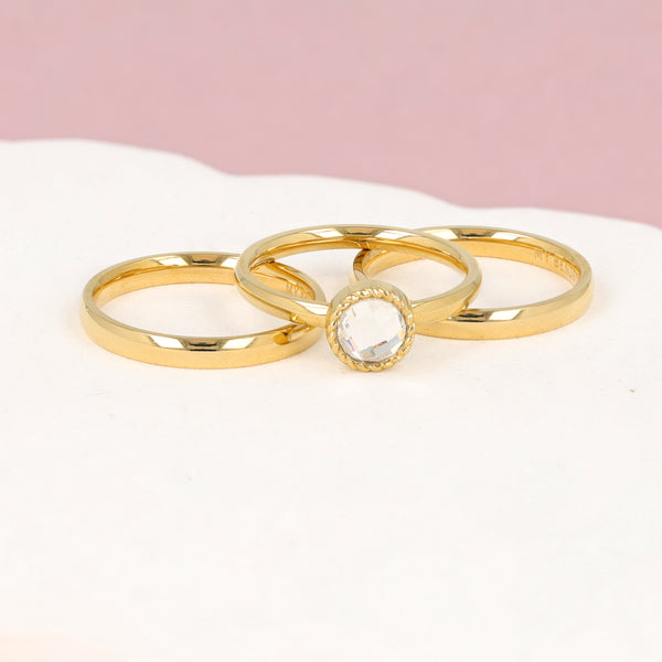 Gouden ringenset - 2 gladde ringen - 1 met kristal glassteen