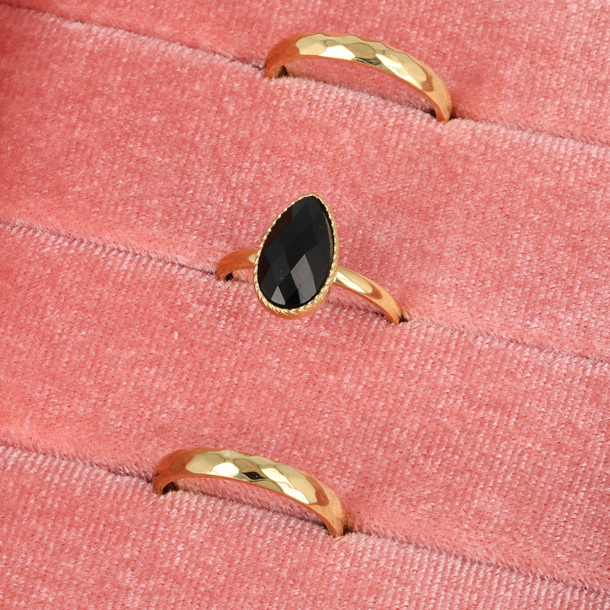 Gouden ringenset met facet geslepen ringen en zwarte glassteen. Stijlvol en elegant. Inclusief 1 jaar garantie.