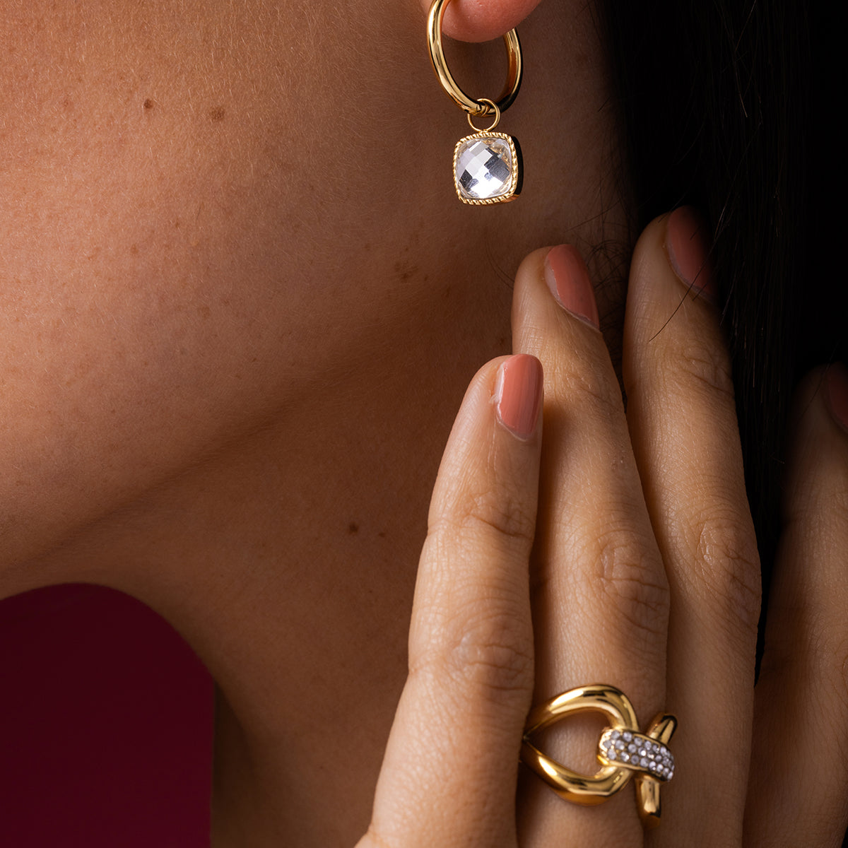 Gouden oorringen met vierkante kristal glassteen