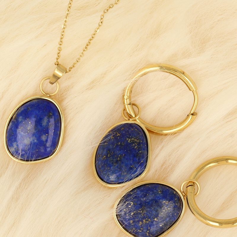 Goldene Kette mit Lapislazuli-Anhänger - Einzigartiges Design