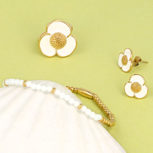 Strahlender goldener Ohrstecker mit weißem Epoxid-Blumendetail