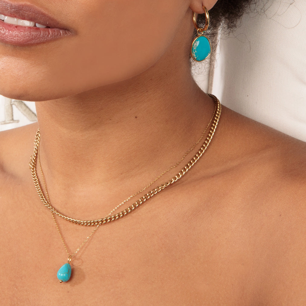 Goldene Kette mit blauem Howlith birnenförmigem Anhänger