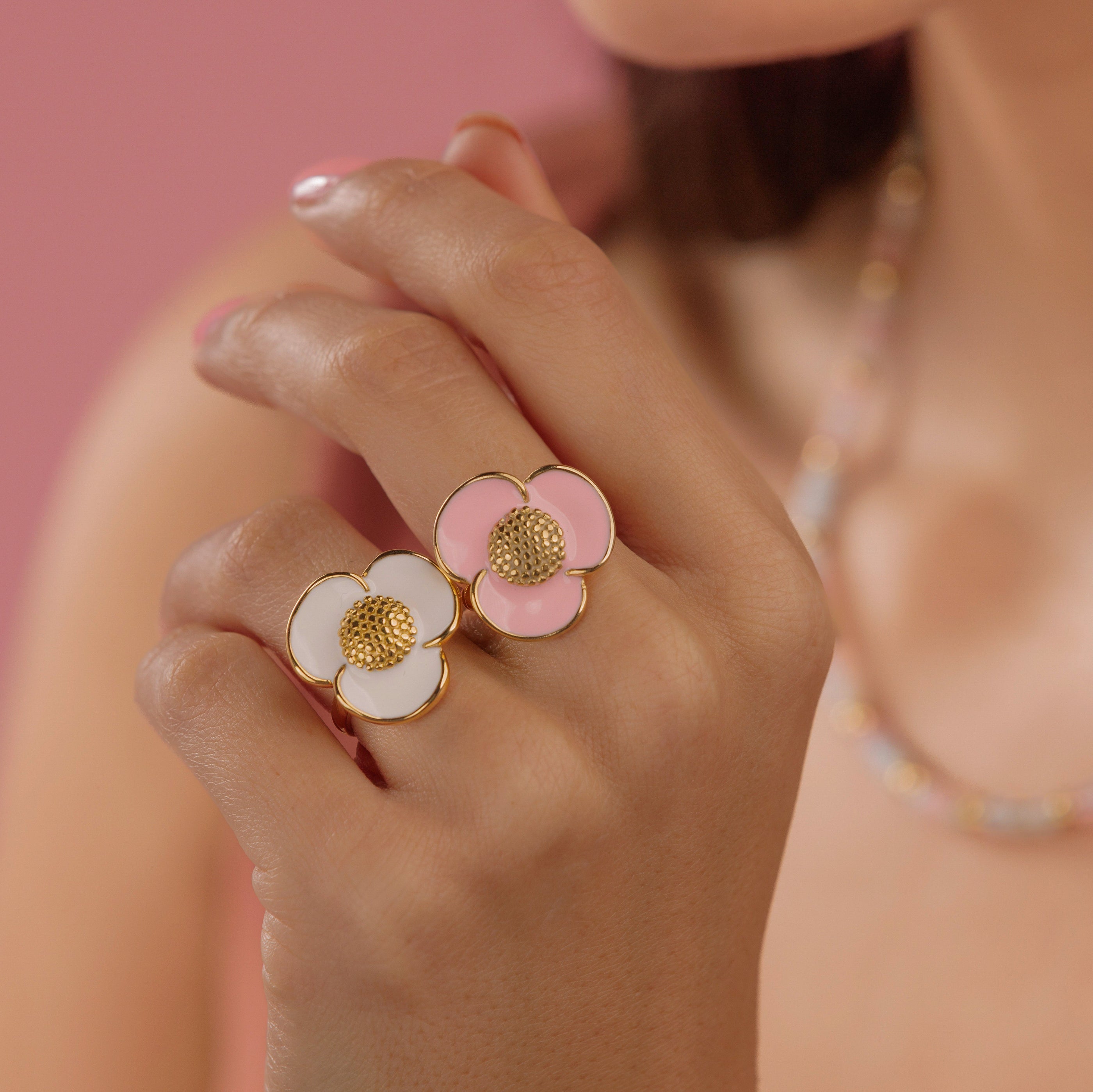 Gouden bloem ring - wit epoxy - speelse stijlvolle touch