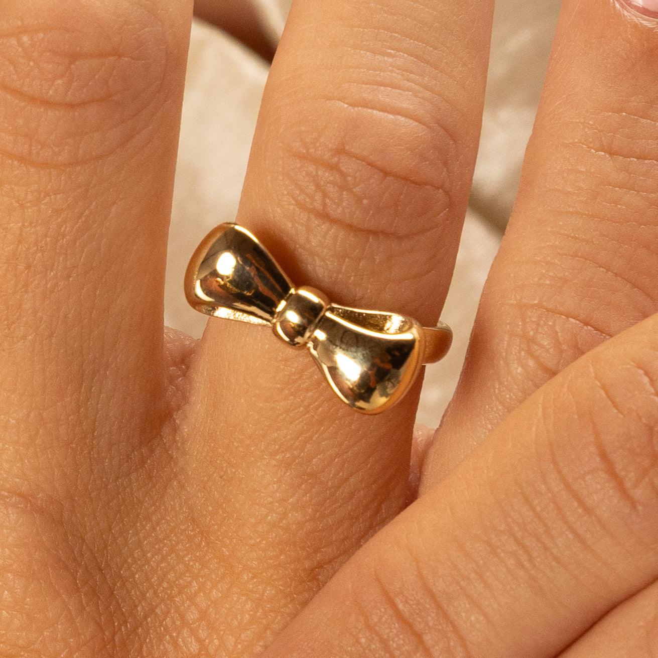 Goldener Ring mit Schleife