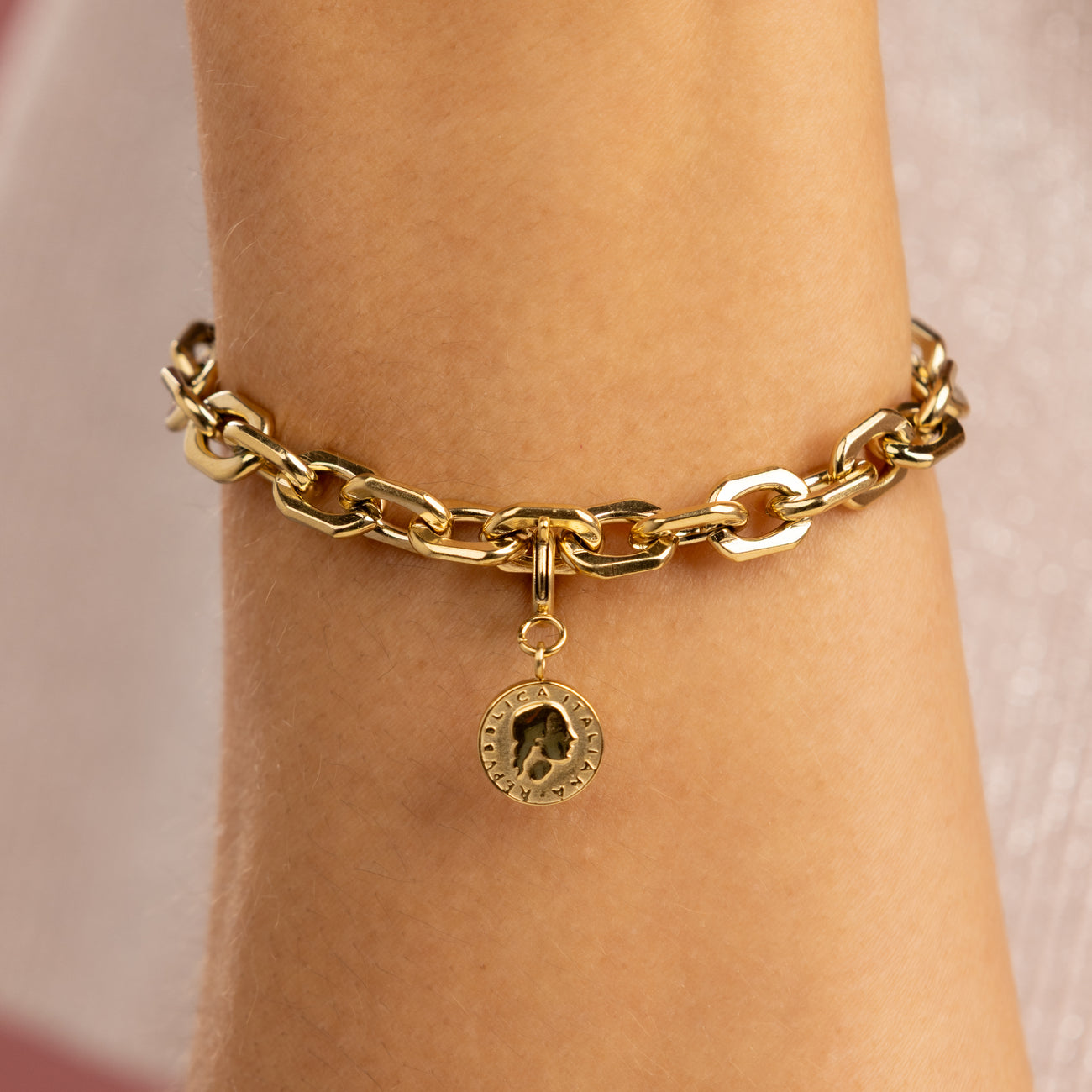 Grobes Gliederarmband mit Münzanhänger