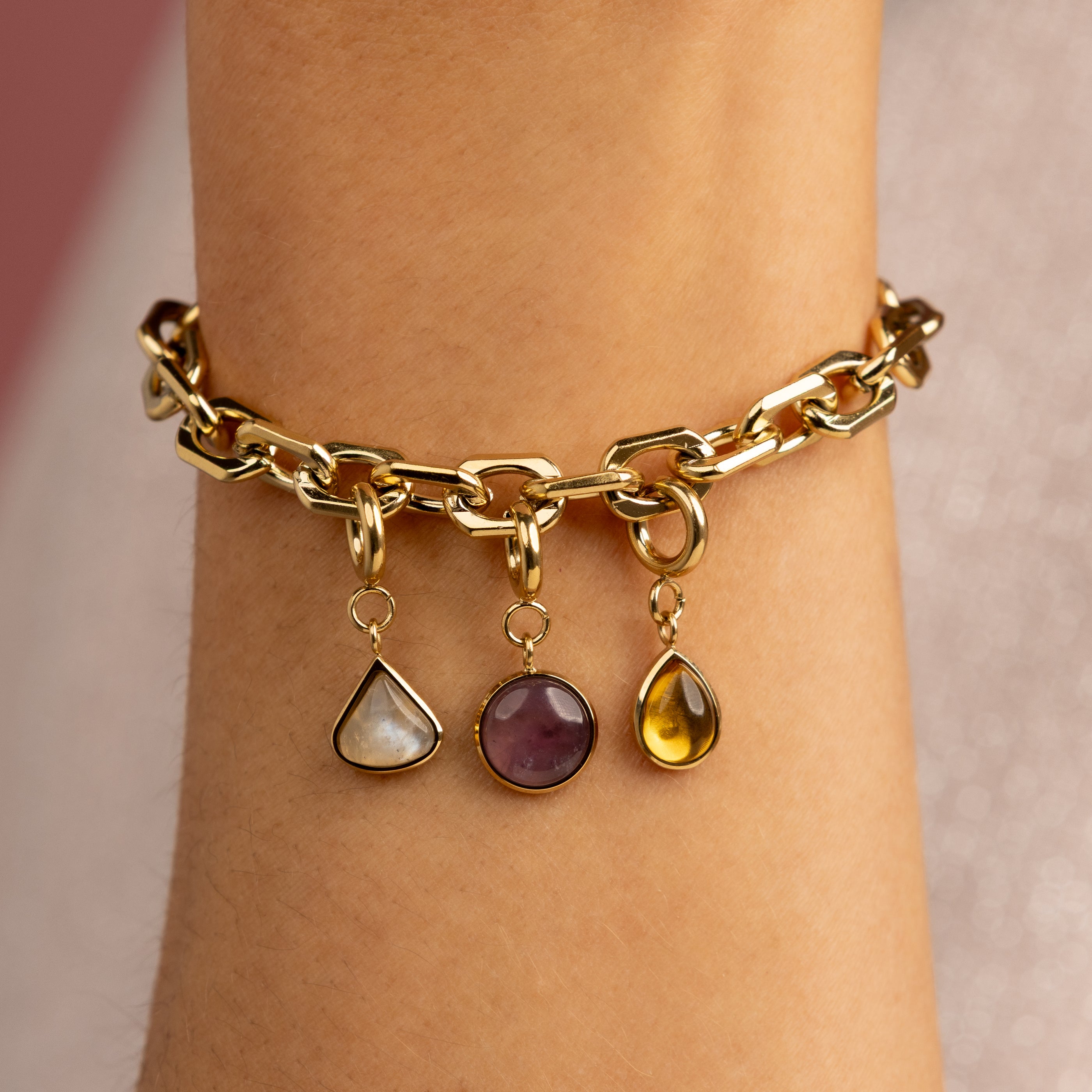 Schakelarmband met edelstenen bedels