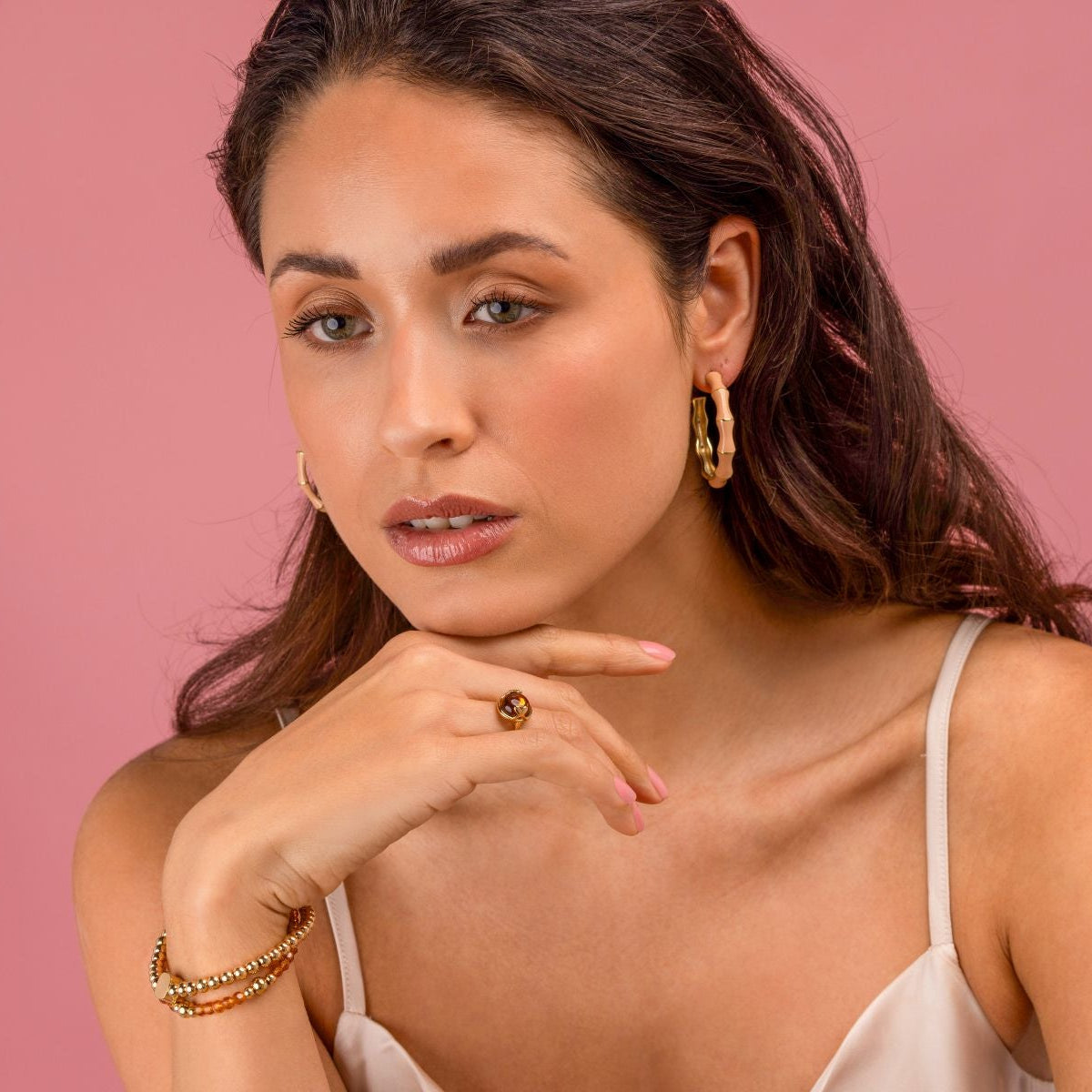 Elastische Kralenarmband met Amber en Gouden Kralen - Goudkleurig & Oranje