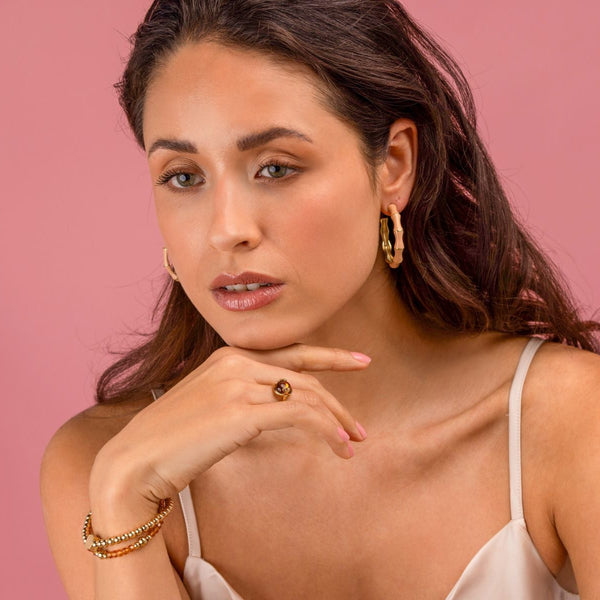 Elastische Kralenarmband met Amber en Gouden Kralen - Goudkleurig & Oranje