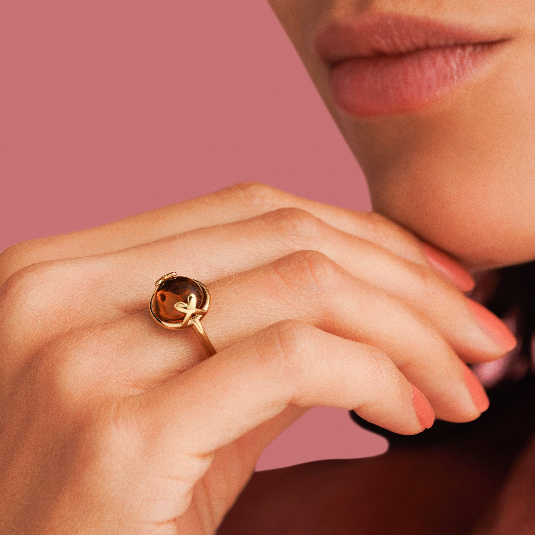 Ring mit Herzdetail und rundem Glasstein • Amber