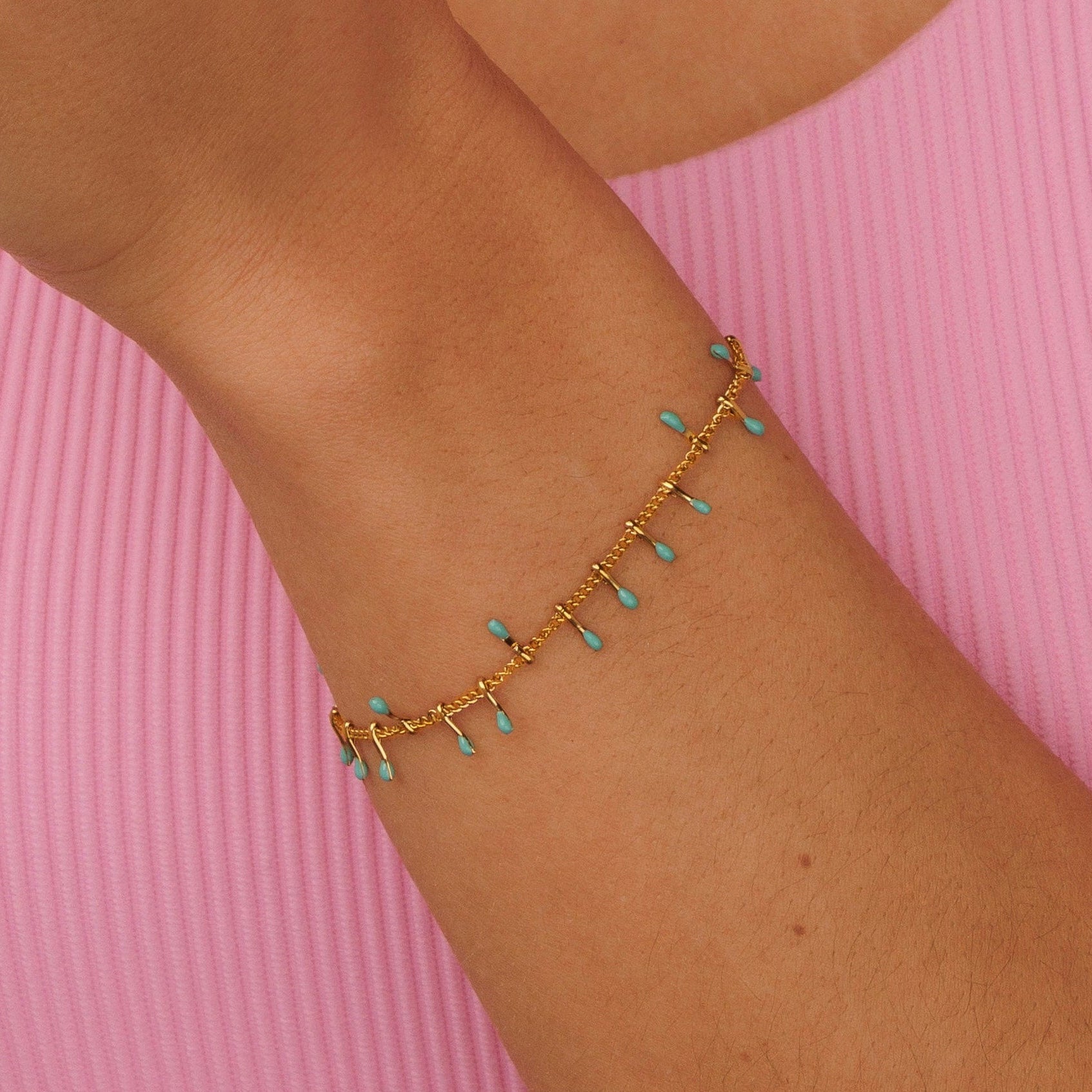 Fijne Bedelarmband met Speelse Staafjes - Goudkleurig & Turquoise