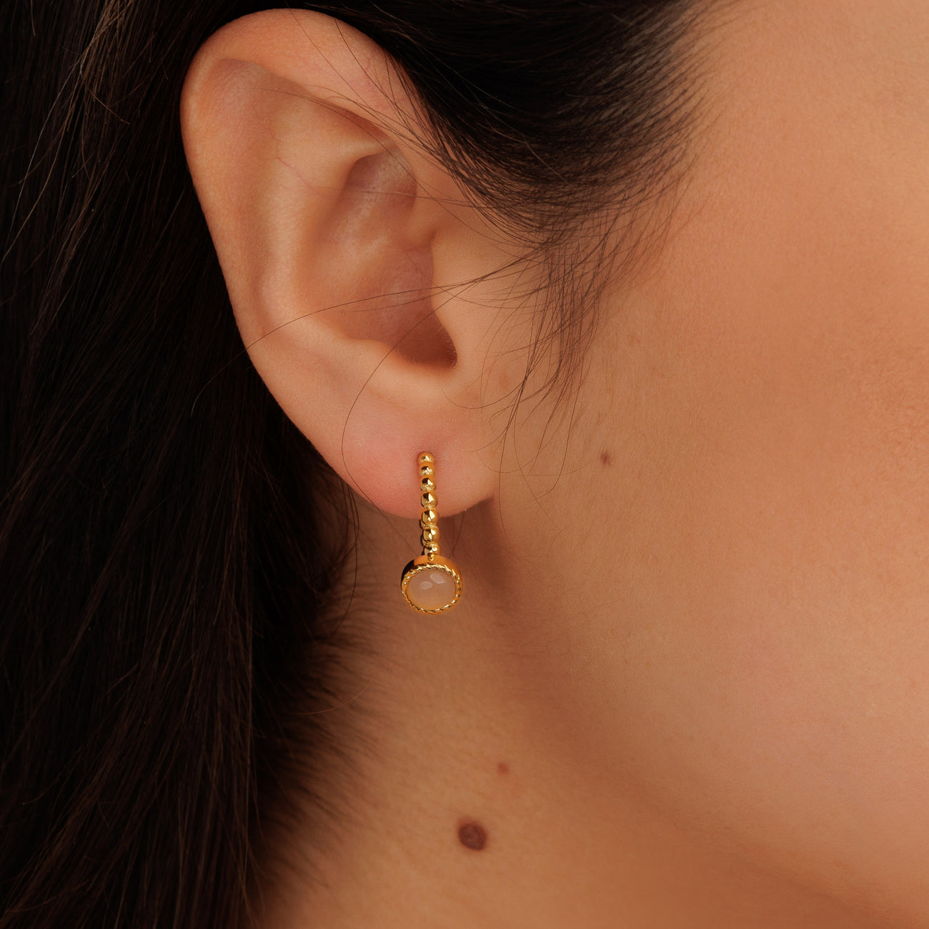 Bolletjes Oorring met Ronde Edelsteen - Rose Quartz & Goudkleurig