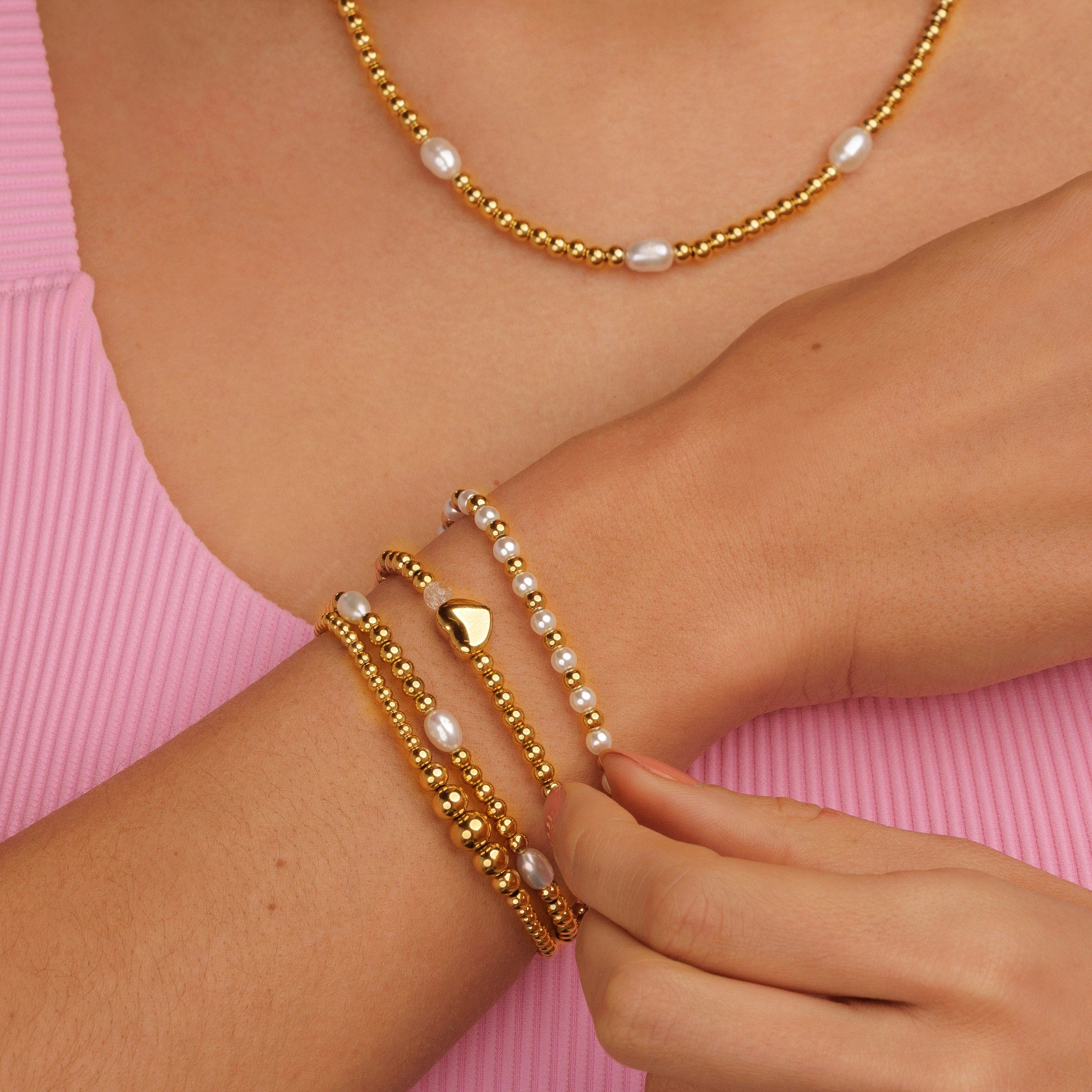 Goldenes Perlenarmband mit echten Süßwasserperlen