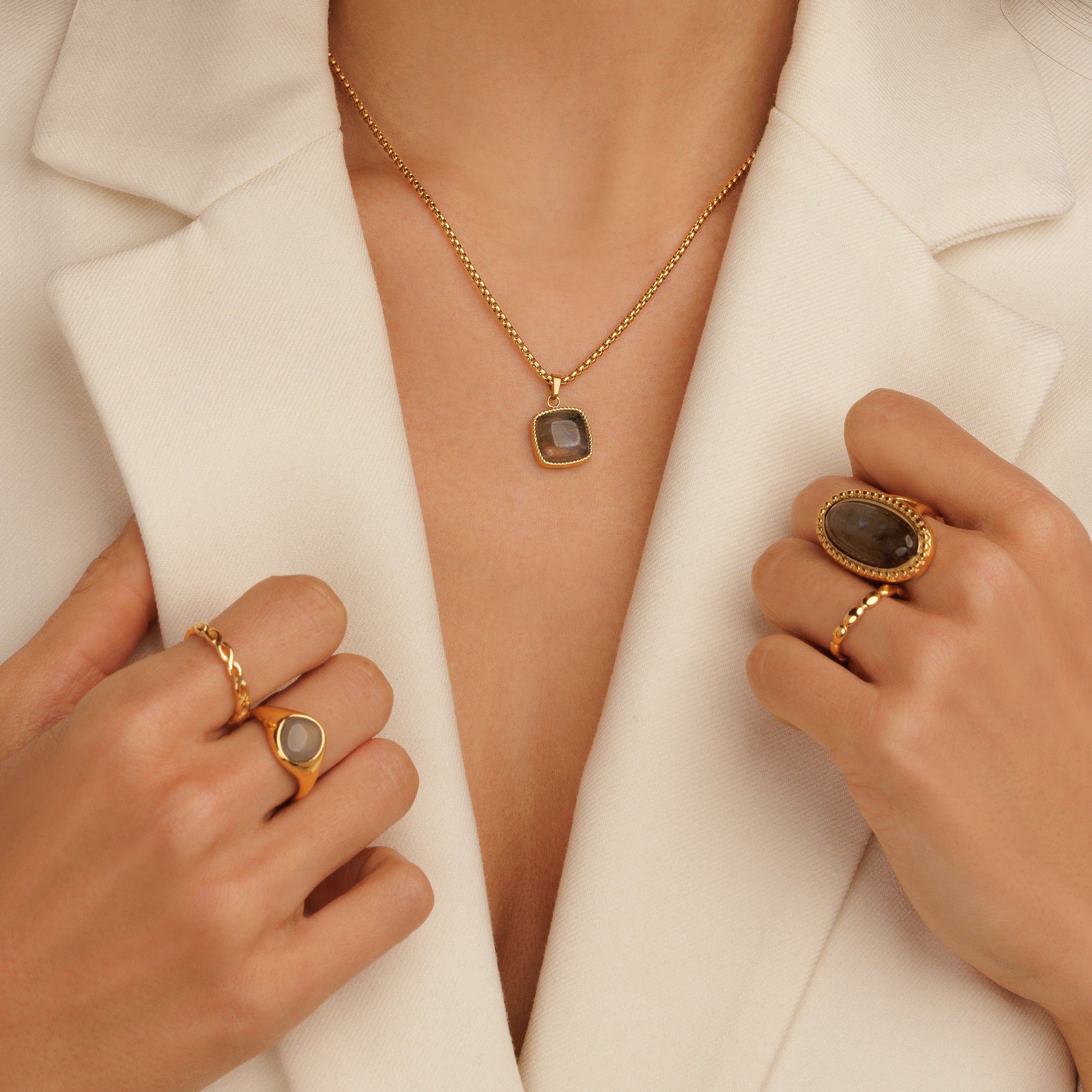 Gouden Ring met Organische Vorm - Blue Chalcedony