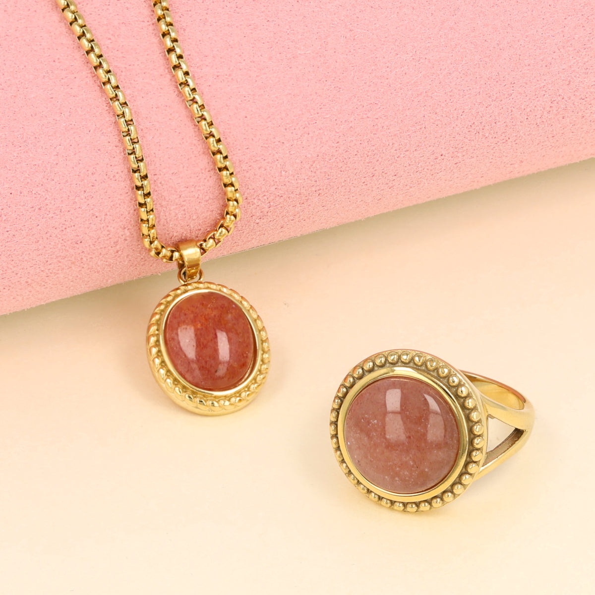 Vintage Ring met Ronde Edelsteen • Berry Quartz