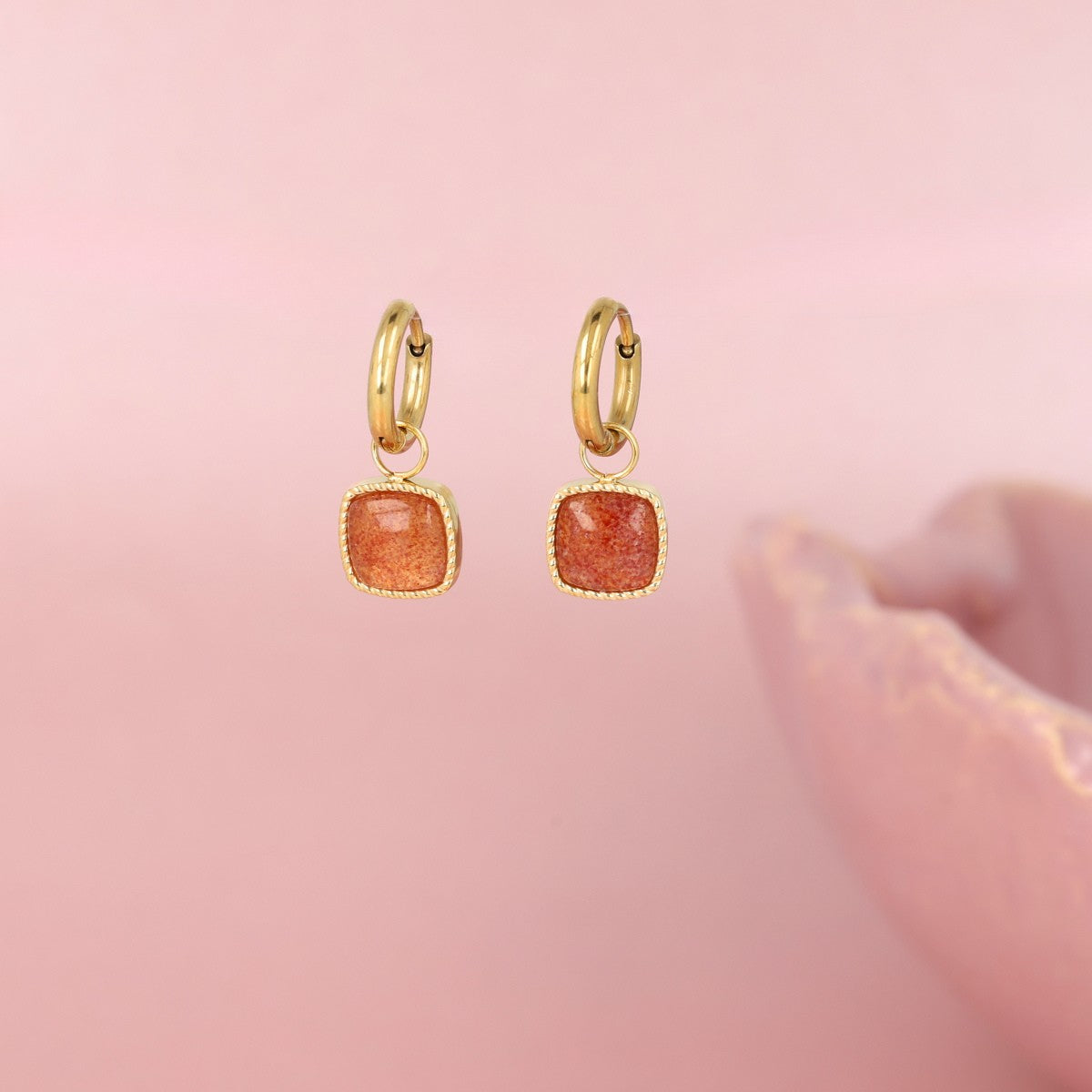 Oorbellen met Vierkante Berry Quartz Hangers - Goudkleurig & Rood