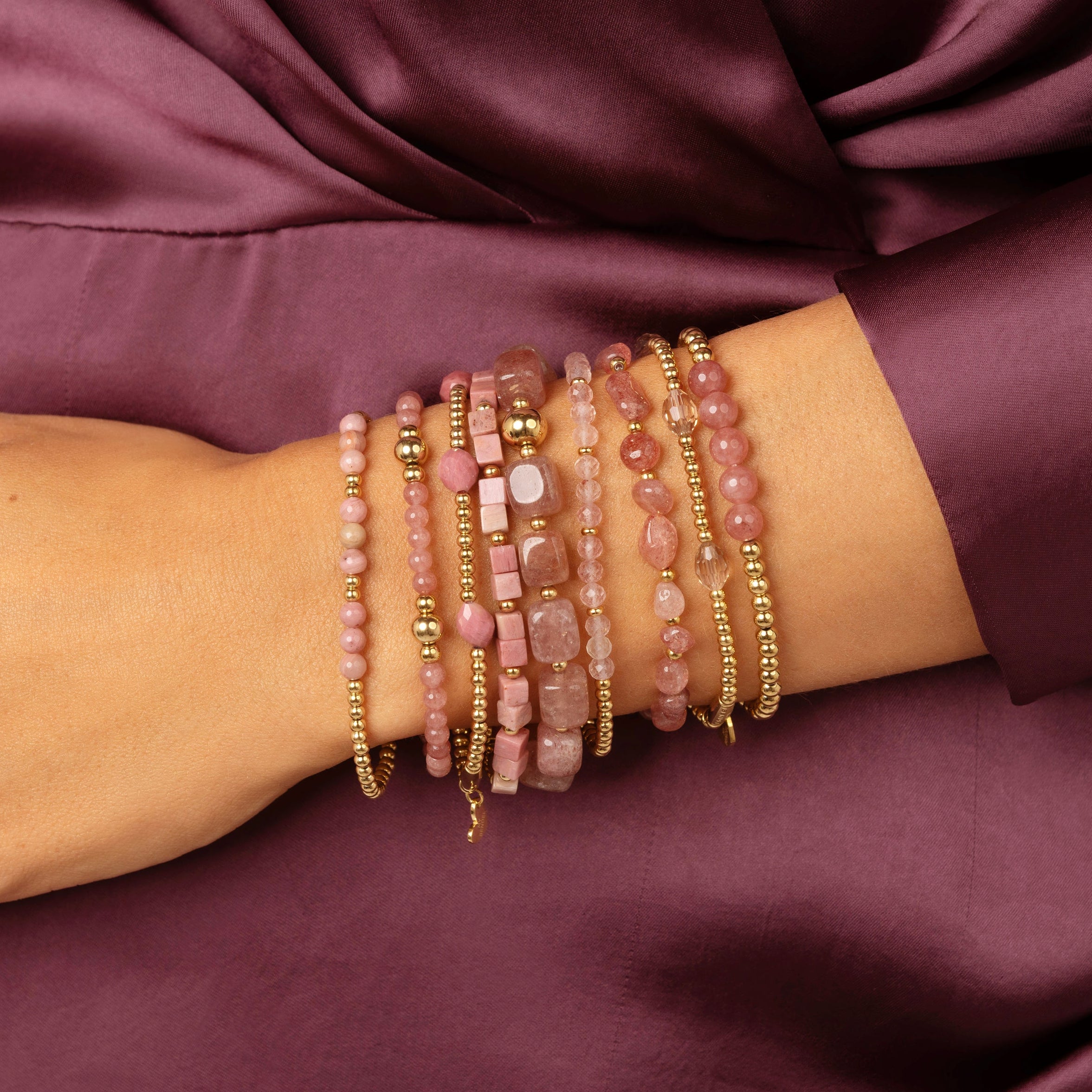 Edelsteinarmband mit facettierten ovalen Perlen • Rhodonit