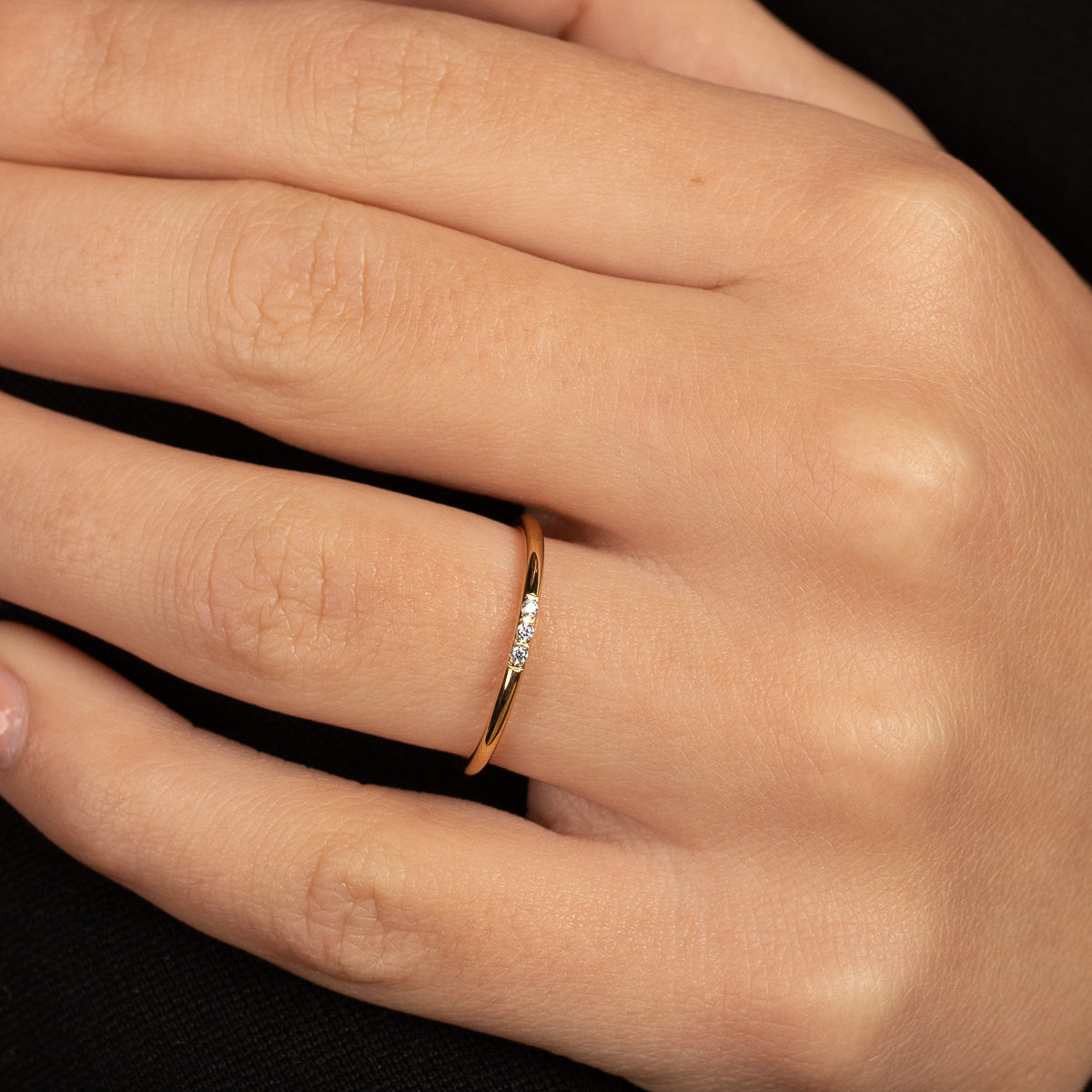 Minimalistische gouden ring - drie witte zirkonia stenen