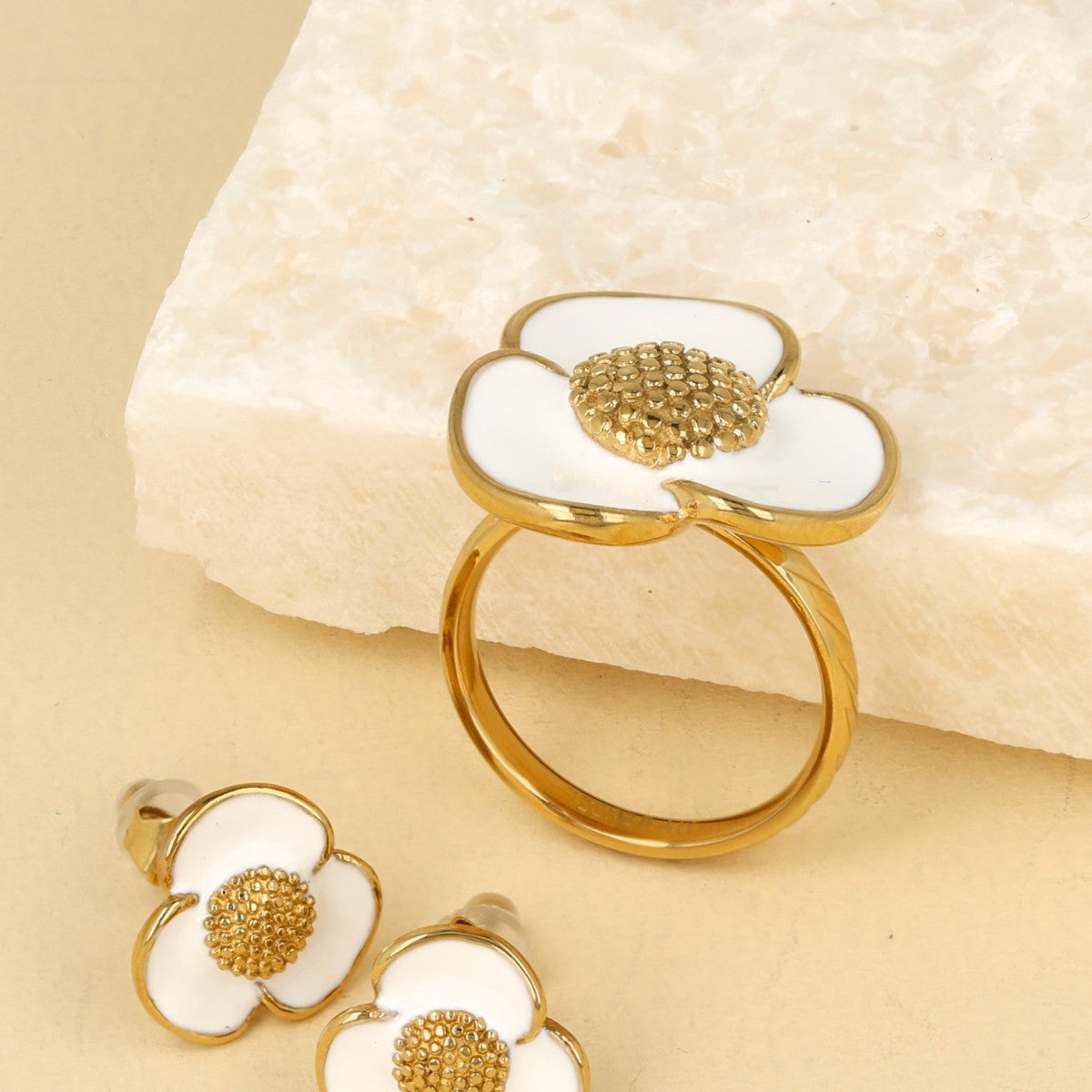 Gouden bloem ring - wit epoxy - speelse stijlvolle touch