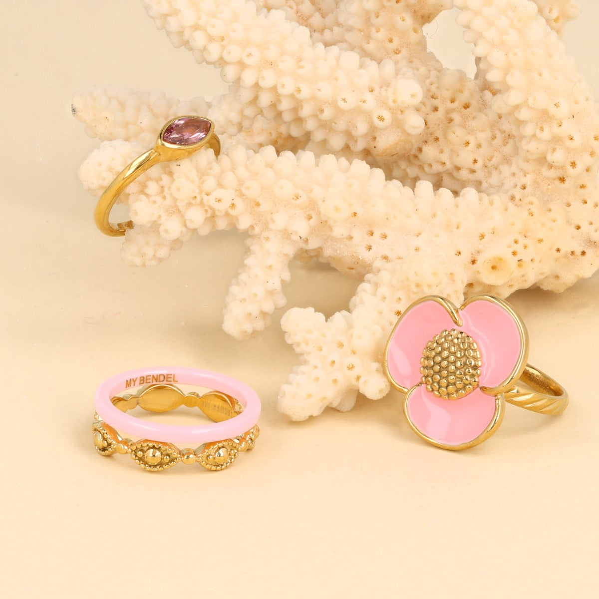 Gouden bloemring - Roze epoxy - Speels en stijlvol