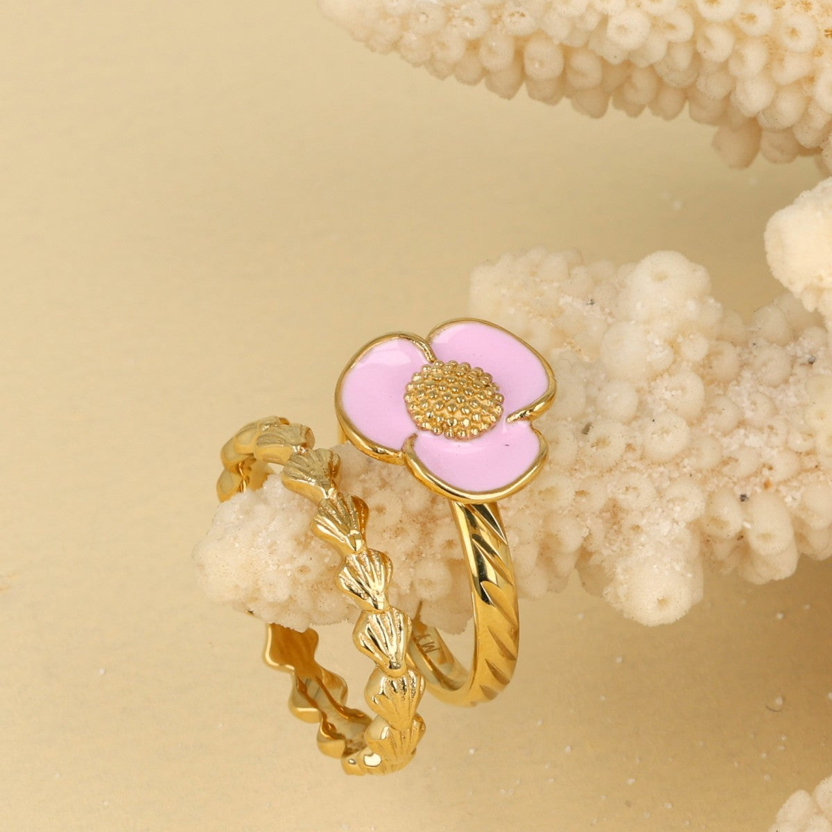 Goldene Blumenring - lila Epoxid-Details - romantisch & verspielt