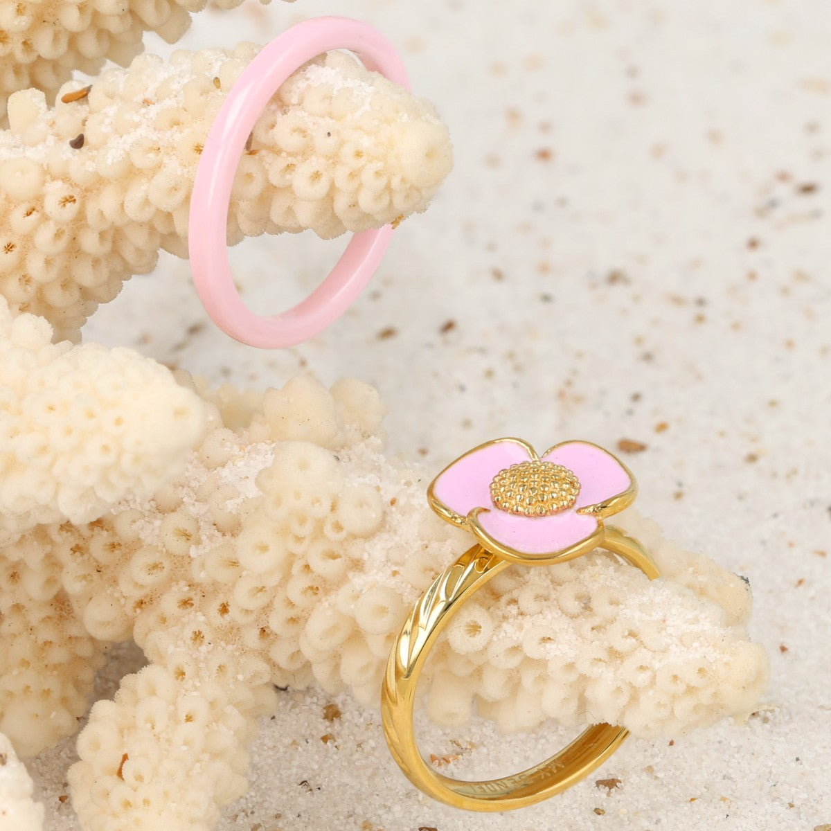 Goldene Blumenring - lila Epoxid-Details - romantisch & verspielt
