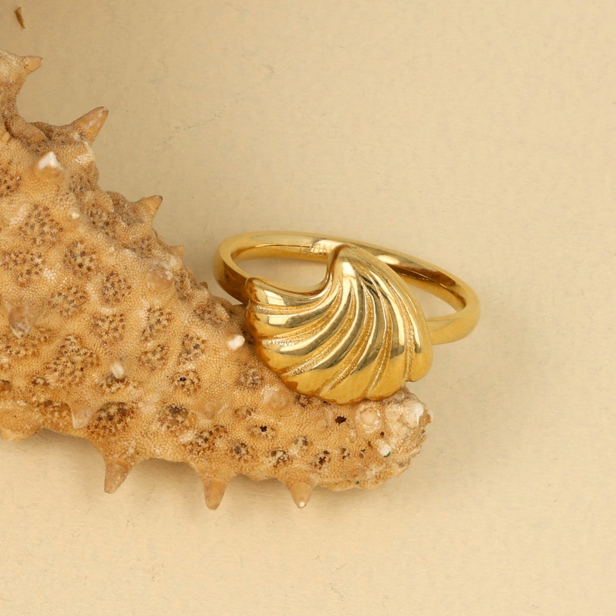 Goldener Statement-Ring - Muschelform - Elegant und einzigartig