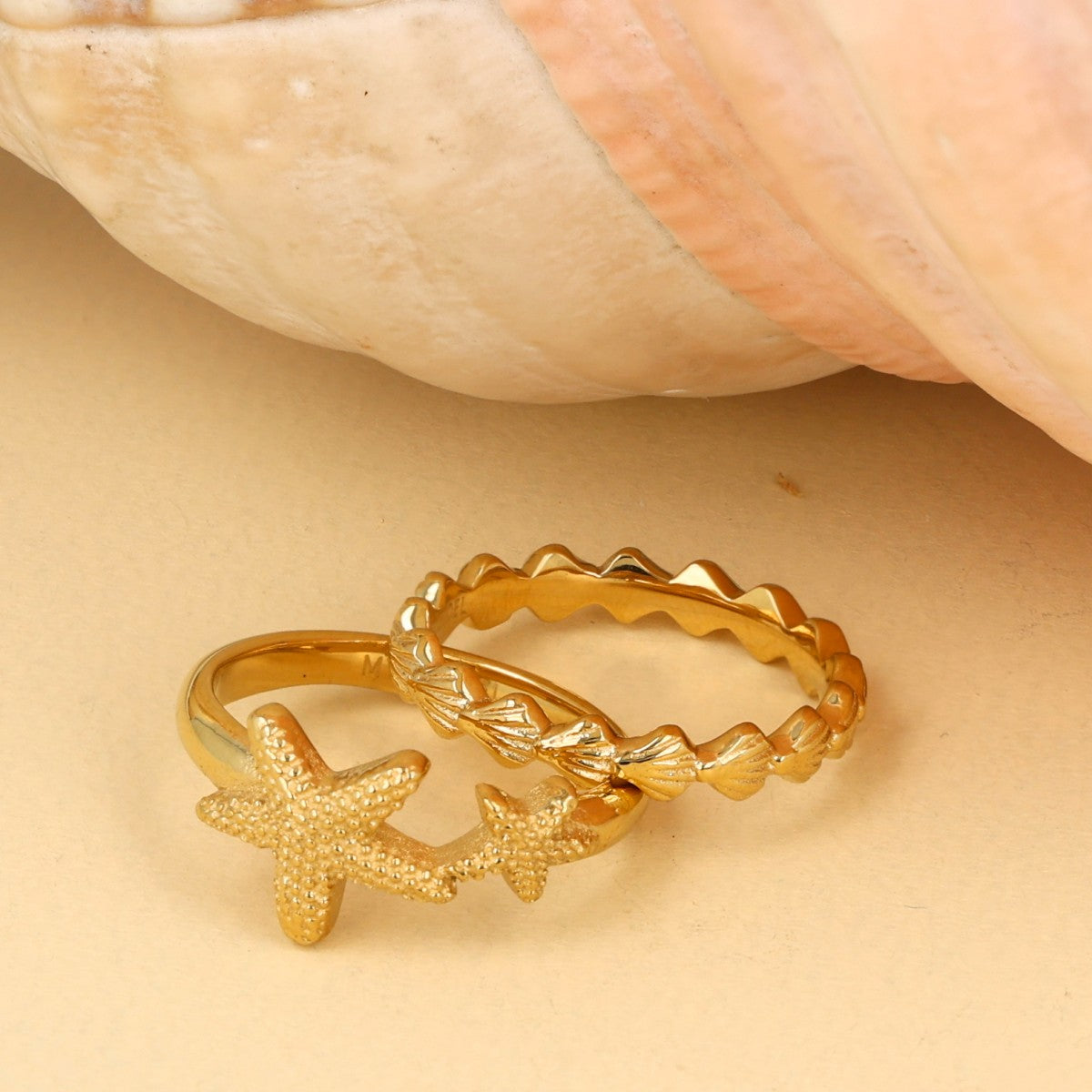 Goldener Ring mit Muscheln - Sommerliches Accessoire - Edelstahl