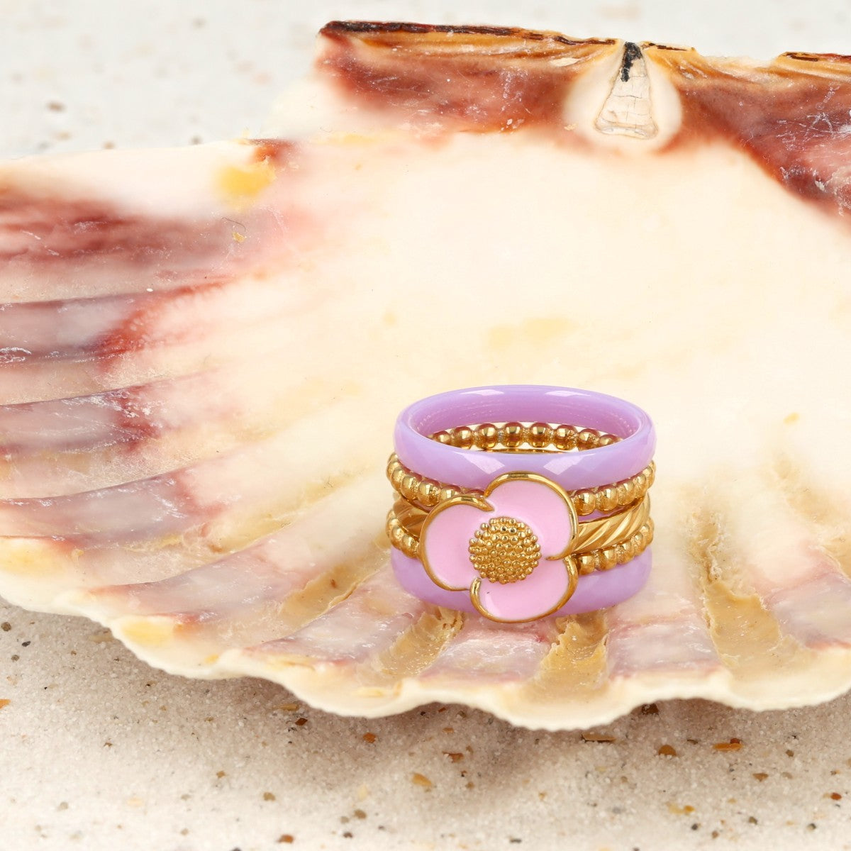 Goldene Blumenring - lila Epoxid-Details - romantisch & verspielt