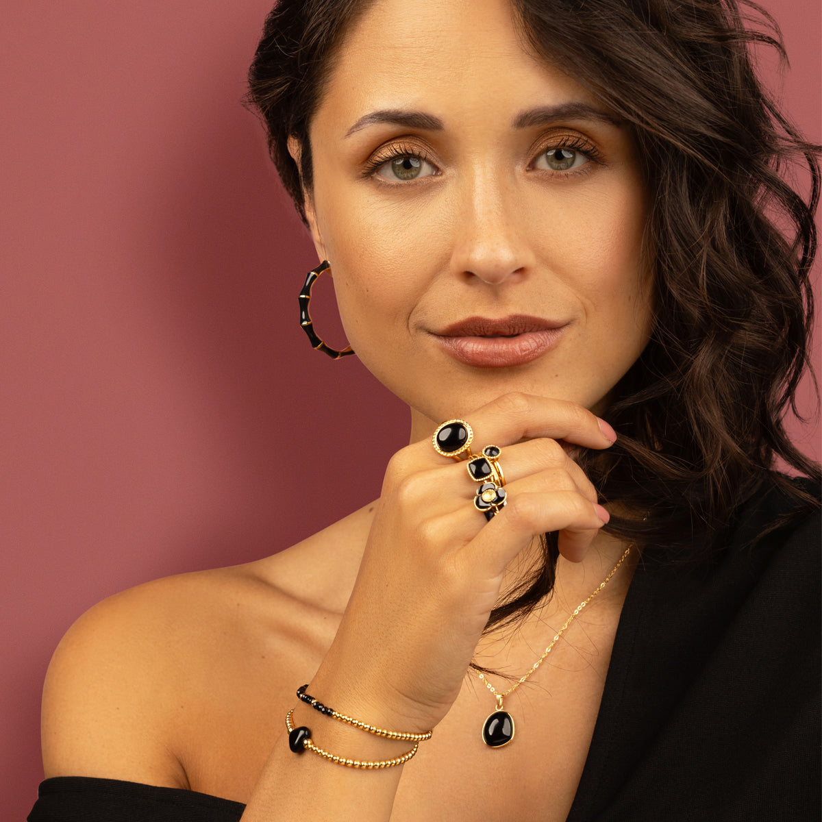 Goldene Kette mit Onyx-Anhänger - Einzigartige Edelstein-Kombination