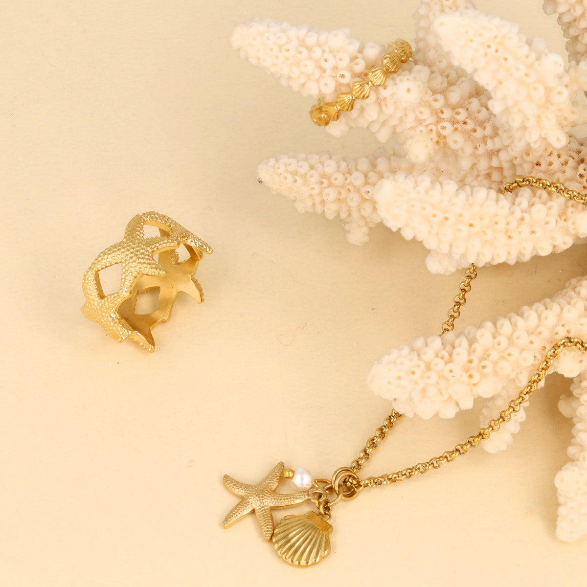 Brede gouden ring - Speelse zeesterren - Zomerse charme