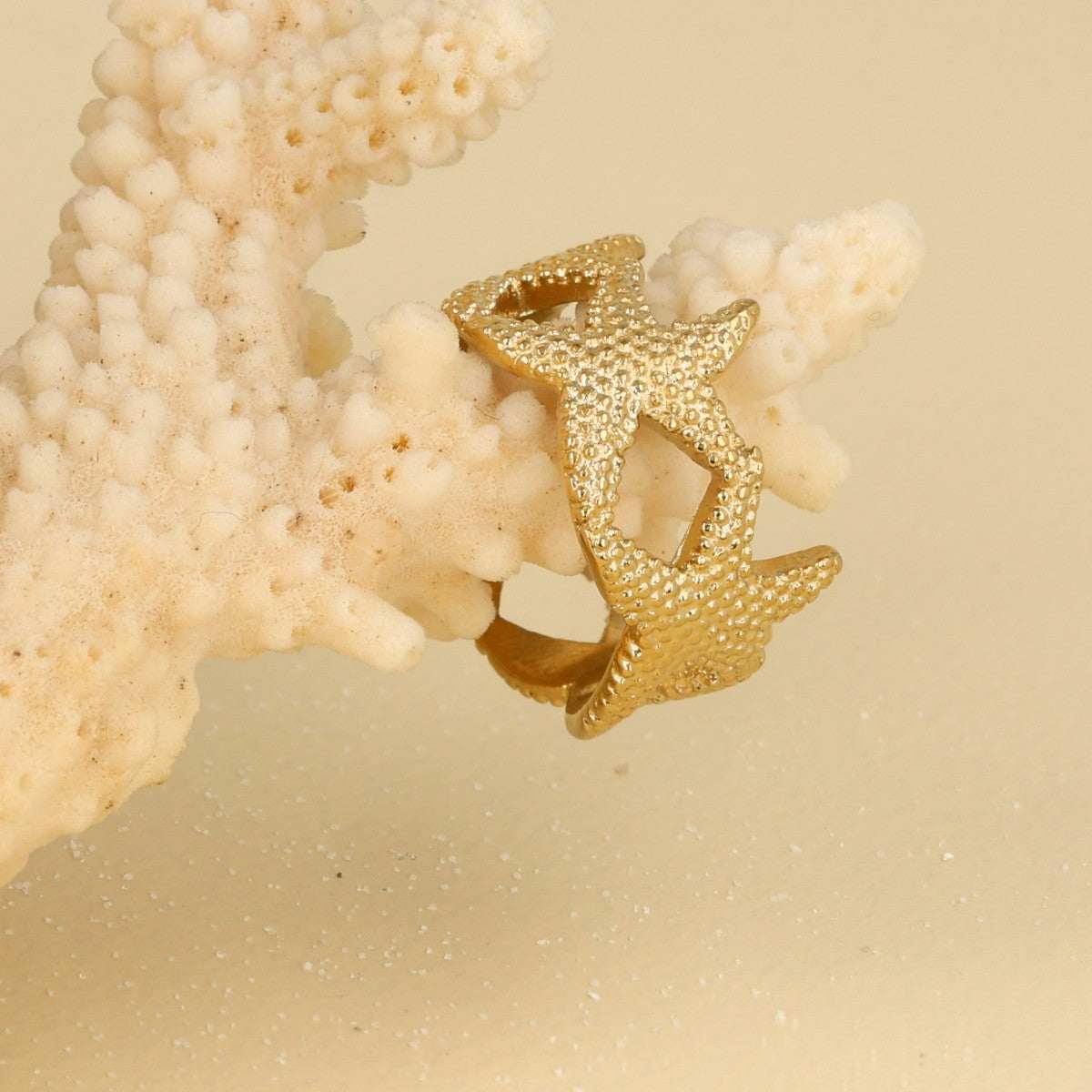 Brede gouden ring - Speelse zeesterren - Zomerse charme