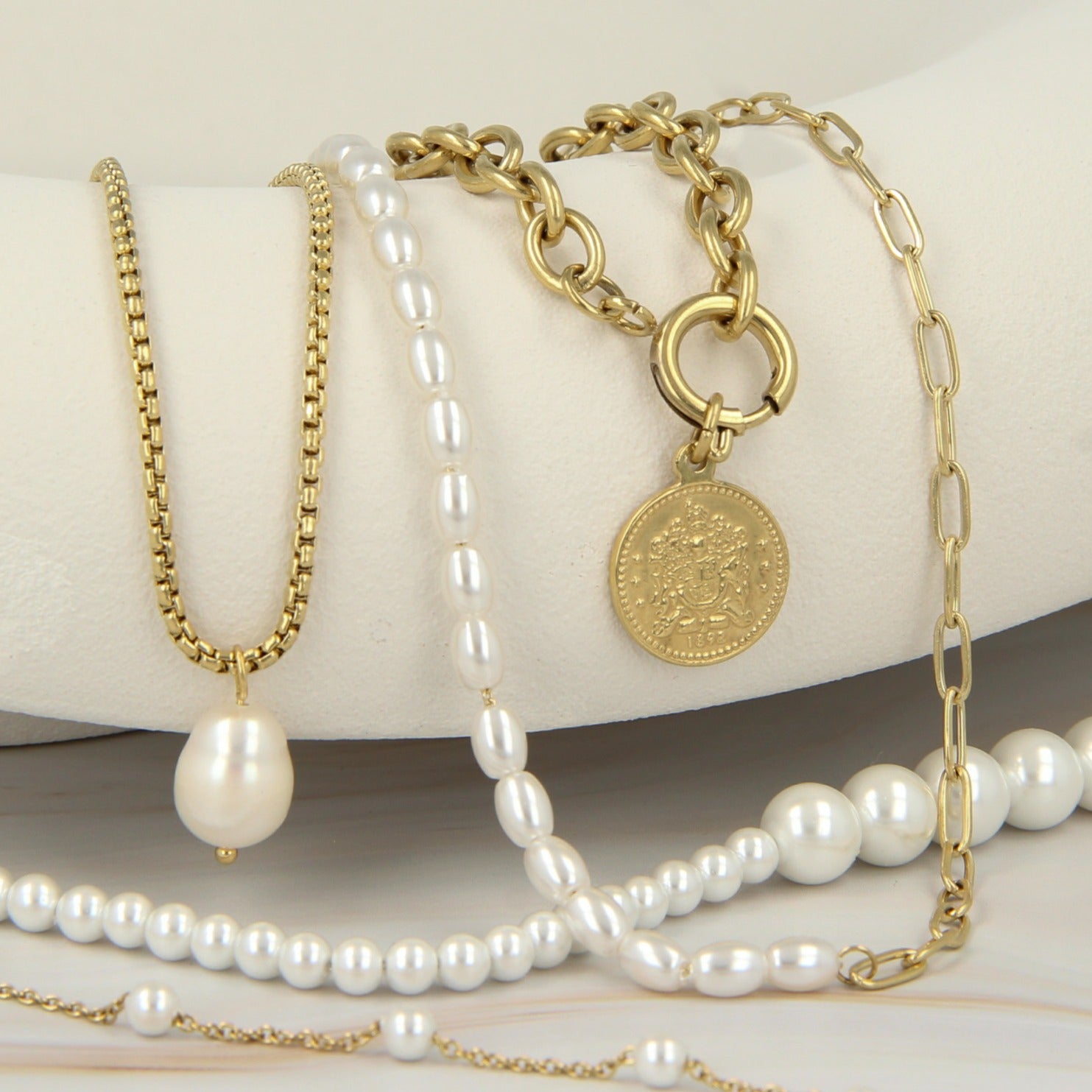 Dubbele ketting met grote en kleine witte parels